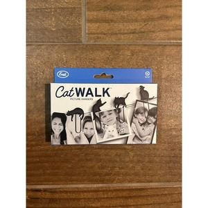 CATWALK - Cat picture hangers and string